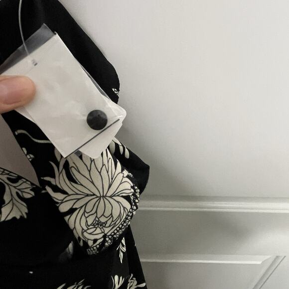 Neiman Marcus Blouse Women's 3X Black Floral Flutter Sleeve Asymmetric Flowy - Picture 9 of 10